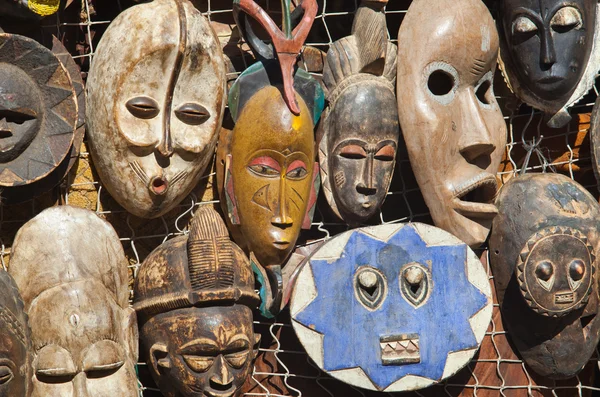 Maski afrykańskie do sprzedaży — Zdjęcie stockowe