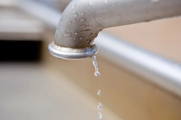 Grifo de agua limpia de metal — Foto de Stock