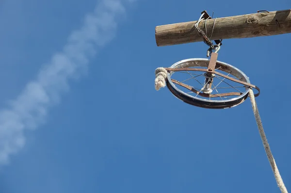 Een oude riemschijf met touw — Stockfoto