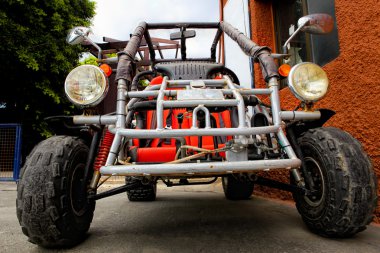 Bir yol kırmızı paslı buggie kapalı