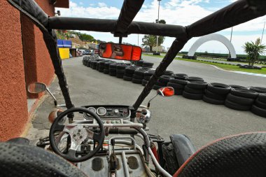 Bir yol kırmızı paslı buggie kapalı