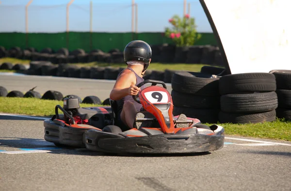 Att ha kul på en go cart — Stockfoto