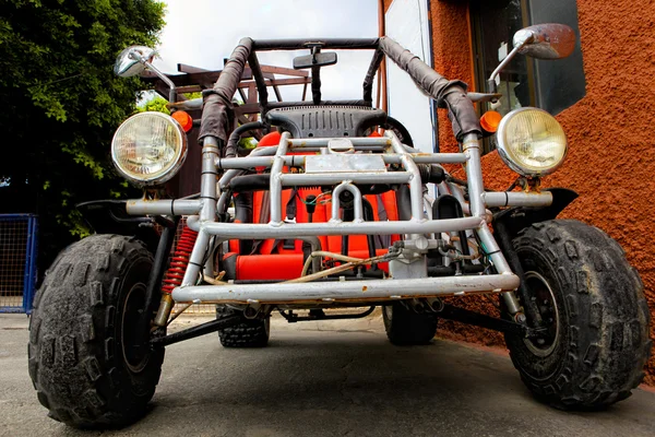 Un buggie arrugginito rosso fuori strada — Foto Stock