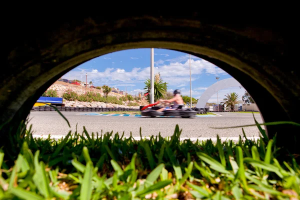 Divirtiéndose en un carro de go — Foto de Stock