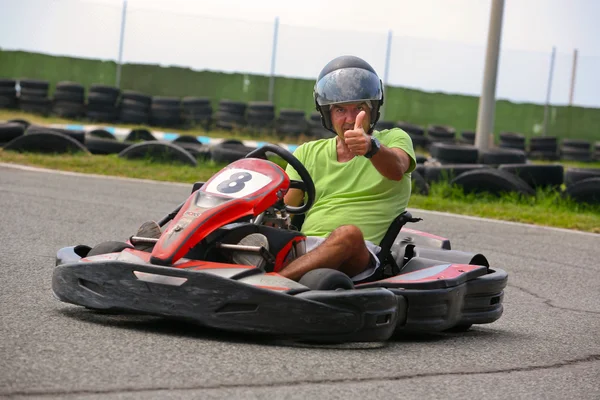 Människor att ha kul på en go cart. Sommarsäsongen — Stockfoto