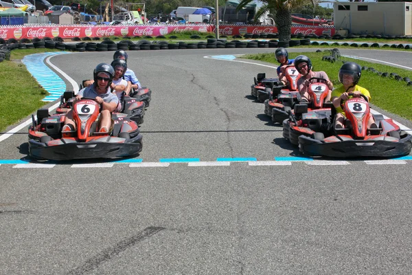 Menschen, die Spaß auf einem Go-Cart haben. Sommersaison — Stockfoto