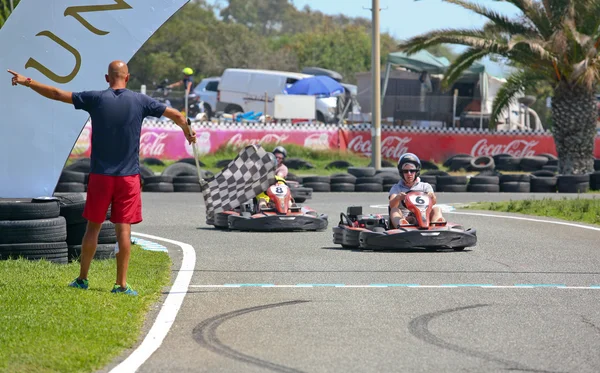 Menschen, die Spaß auf einem Go-Cart haben. Sommersaison — Stockfoto