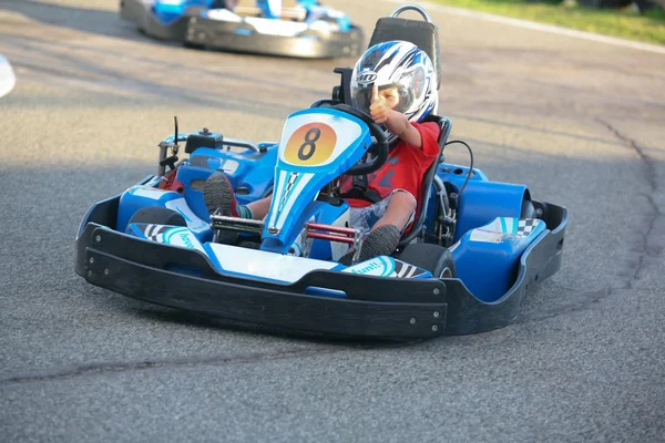 Människor att ha kul på en go cart. Sommarsäsongen — Stockfoto