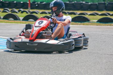 Adamı git bir at arabası eğleniyor. Yaz sezonu