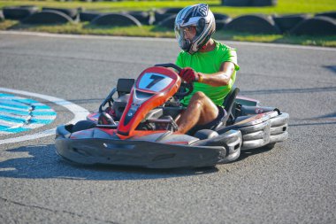 Adamı git bir at arabası eğleniyor. Yaz sezonu