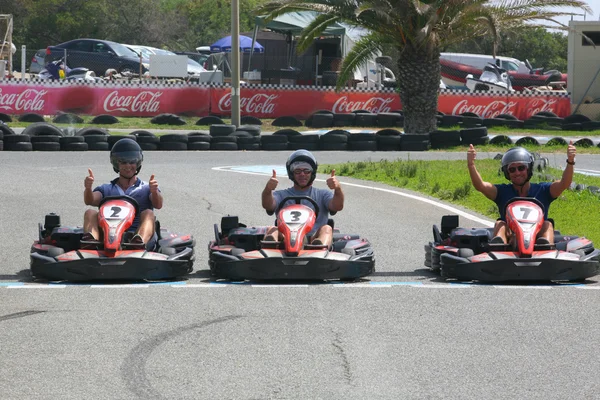 Folk morer seg på en gokart. Sommersesongen – stockfoto