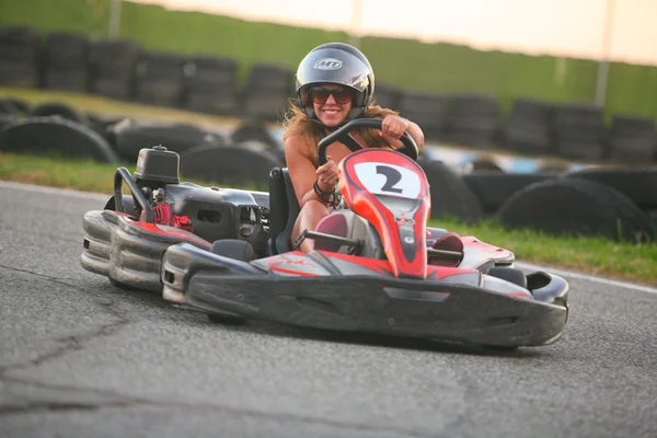 Tjej att ha kul på en go cart. Sommarsäsongen — Stockfoto