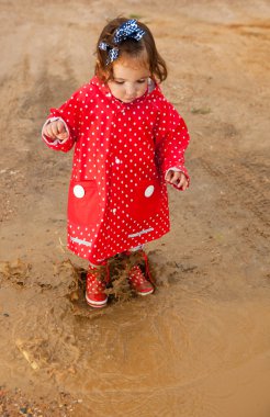 Yukarı ve aşağı atlama üzerinde çamurlu su birikintileri