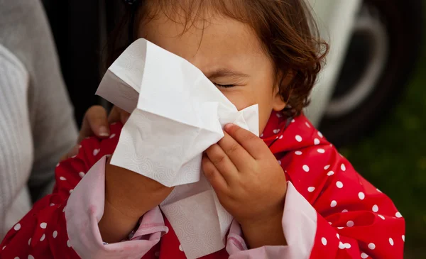 Meisje van de baby blazen voor zichzelf neus — Stockfoto