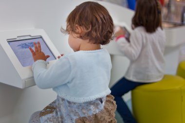 Dijital tablet ile oynamak