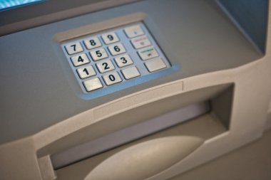 Gri ve mavi tuş takımının bir otomatik vezne makinesi