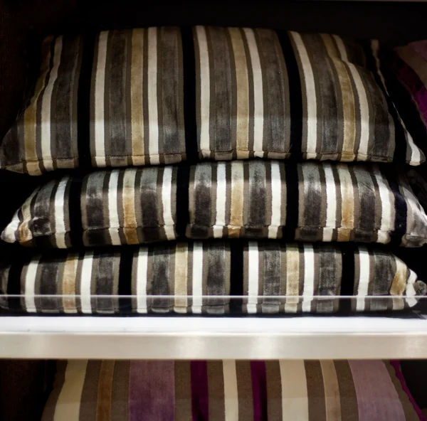 Полосатые подушки — стоковое фото