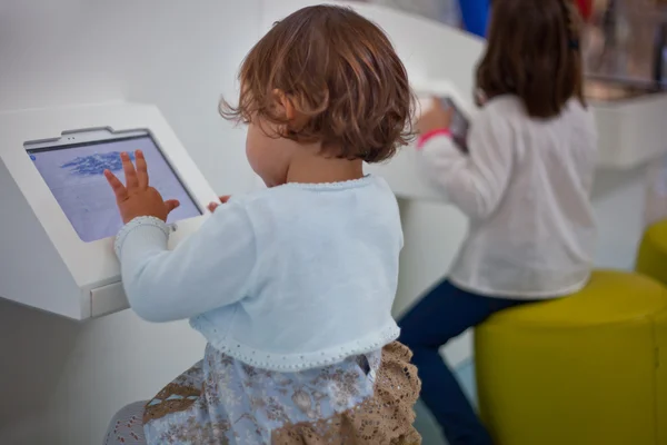 Jouer avec une tablette numérique — Photo