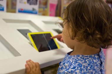 Dijital tablet ile oynamak