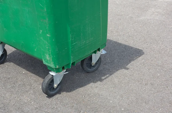 Зеленый мусорный бак — стоковое фото