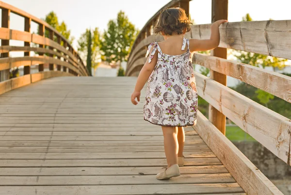 Atravessando a ponte de madeira — Fotografia de Stock