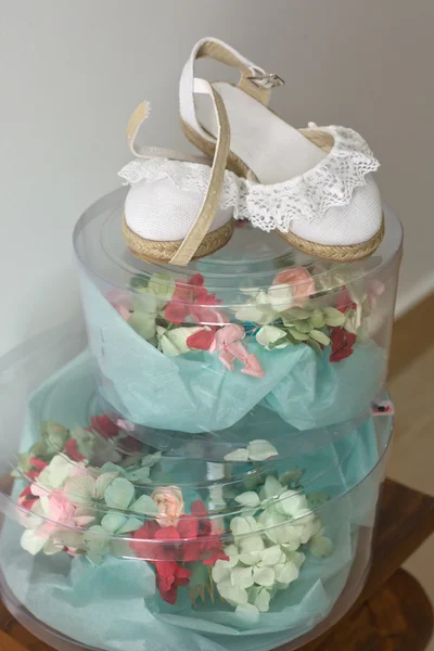 Coiffe de mariée et chaussures de bébé fille — Photo