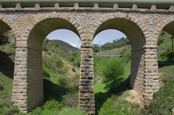 Современный акведук — стоковое фото