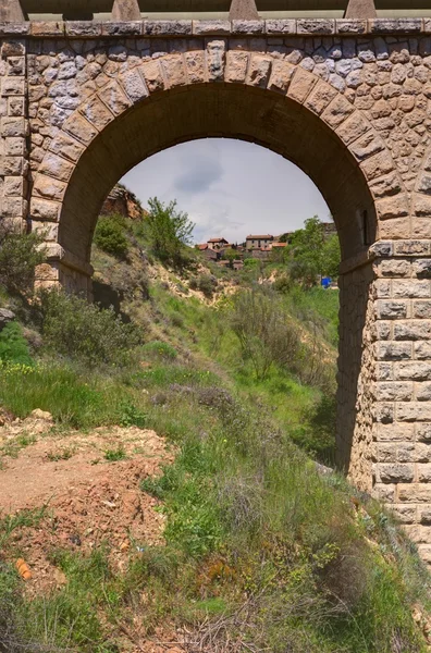 Внутри деревни, арка — стоковое фото