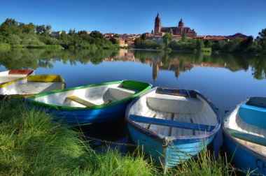 Sonraki salamanca önünde tekneler