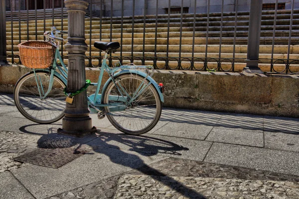 Bicicletta donna nelle strade di Salamanca — Foto Stock