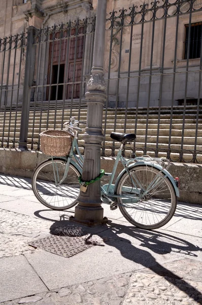 Γυναίκα ποδήλατο στους δρόμους της Σαλαμάνκα — Φωτογραφία Αρχείου