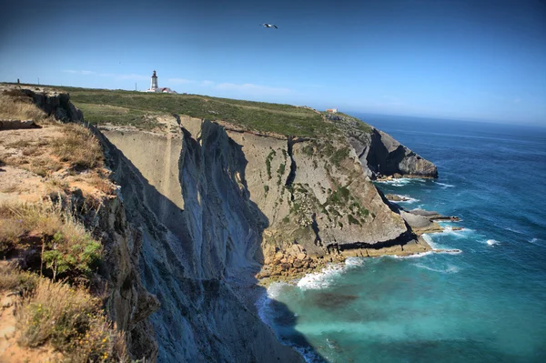 Cape lighthouse och cliff — Stockfoto