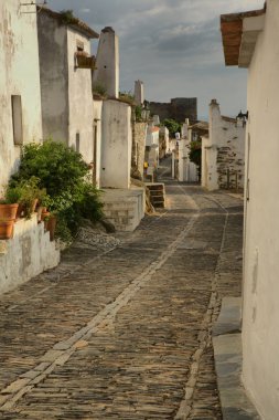 monsaraz beyaz evlerin tipik sokak