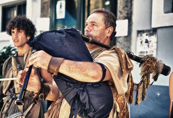 Middle Ages pipe man — Stock Photo, Image