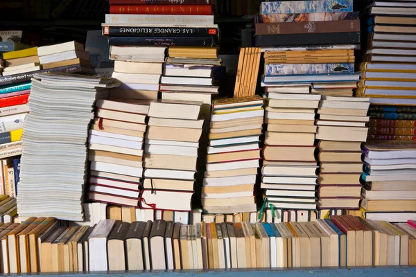 Righe di libri di seconda mano — Foto Stock