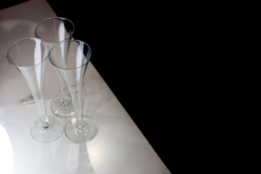 Üç şampanya bardağı