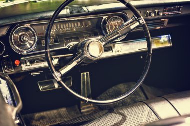 Eski model araba direksiyon simidi ve gösterge tablosu