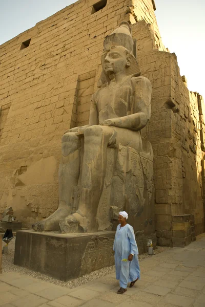 Faraonský sochařství na luxorským chrámem v Egyptě — Stock fotografie