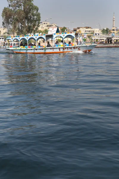 Barcos a motor en Luxor —  Fotos de Stock