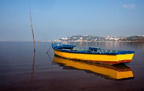 Barca da pesca gialla — Foto Stock