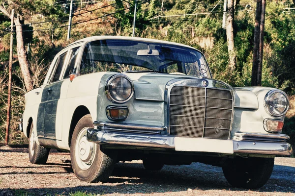 Бежевий mercedes-benz w110 — стокове фото