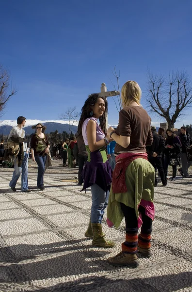 Disfrutando del sol en la plaza — Foto de Stock