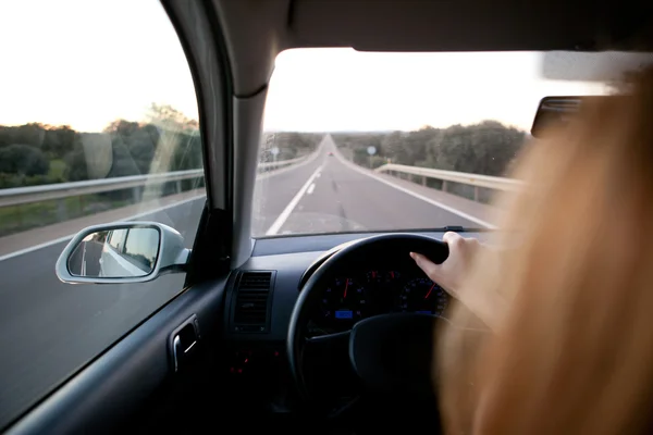 Vrouw die rijdt — Stockfoto