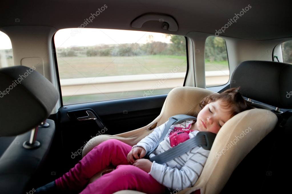 Jolie Fille Assise Dans Une Voiture Sur Un Siège Auto Pour Enfant