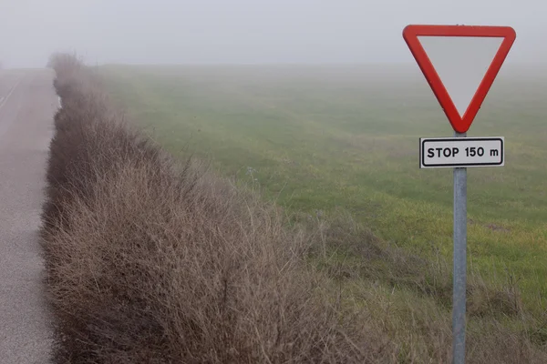 Yield sign — Stock Photo, Image