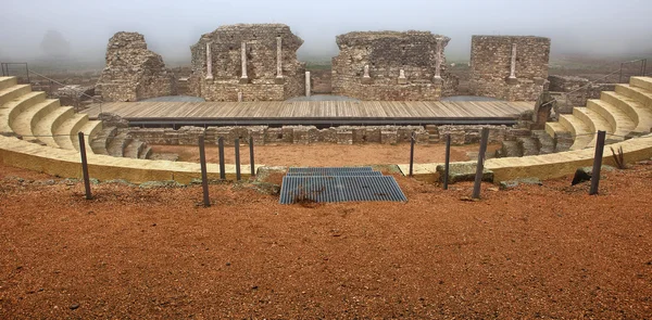 Teatro romano di Regina sotto la nebbia — Foto Stock