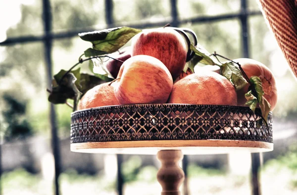Apples over copper metal tray — Stock Photo, Image