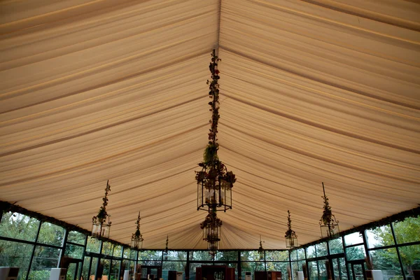 Teto de tenda em uma festa de casamento — Fotografia de Stock