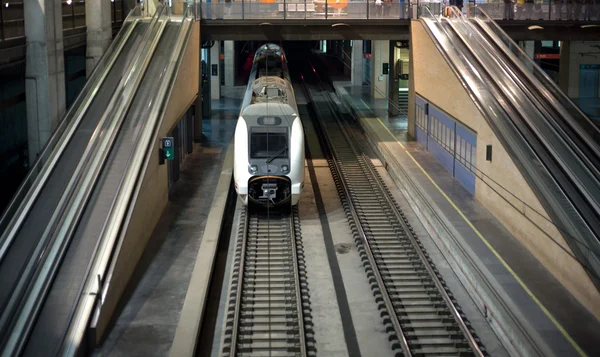 Moderner Zug am Bahnhof — Stockfoto