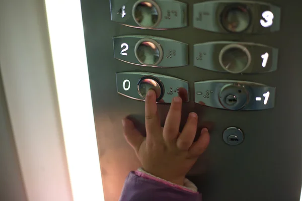 Niño en ascensor — Foto de Stock